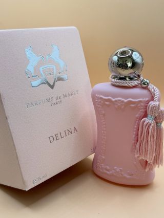 Delina je kráľovná medzi vôňami Parfums de Marly. 🌸 🍒 Otvára sa tónmi liči, rebarbory a ruže, čo jej dodáva hravý a svieži...