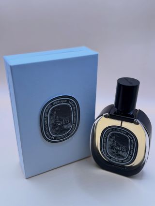 Eau Duelle – „Kontrast svetla a tieňa“ Vanilka tu nie je ťažká ani príliš sladká – je jemne dymová, korenistá a...